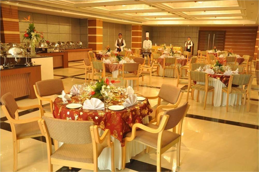 Rpj Hotel Rajkot Esterno foto