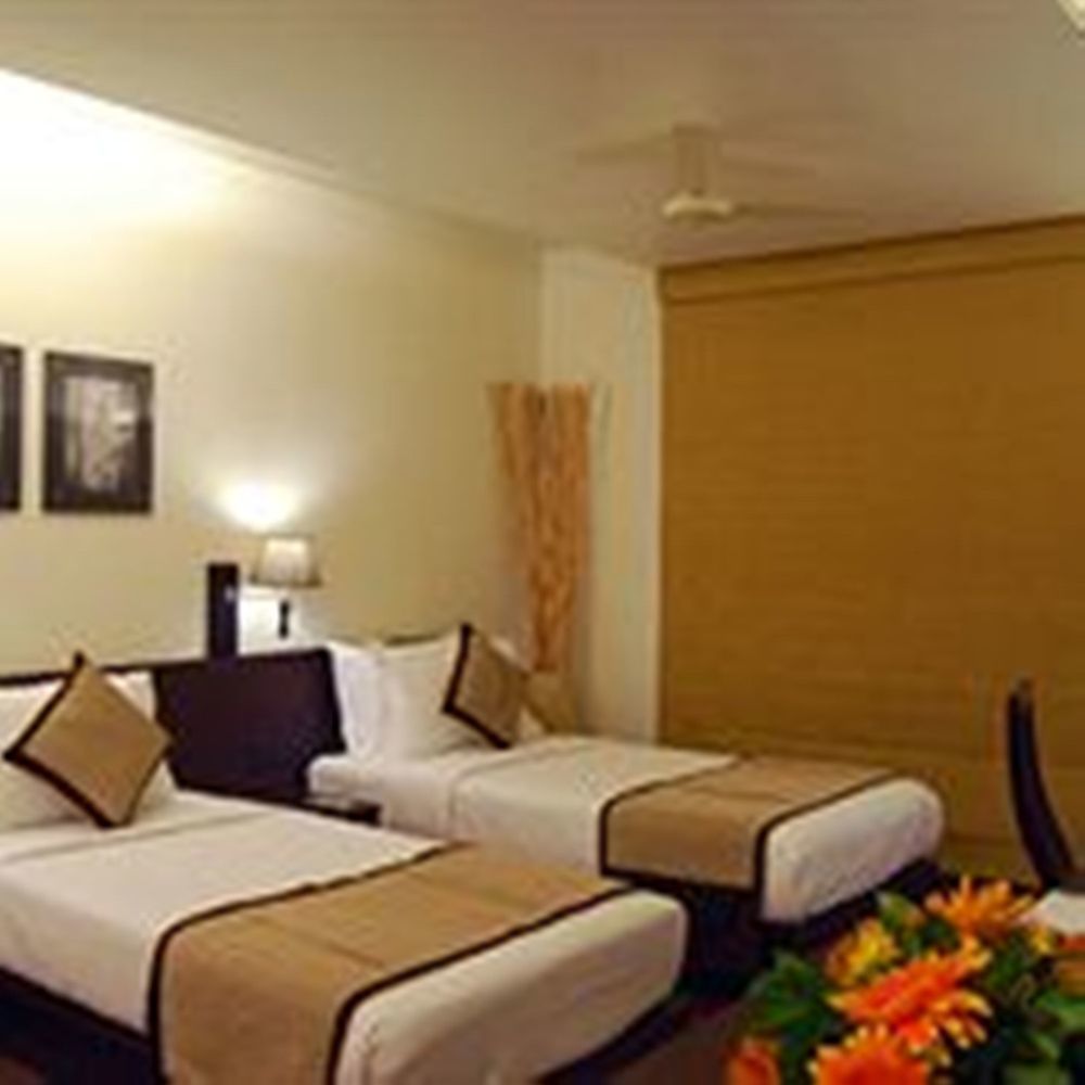 Rpj Hotel Rajkot Esterno foto