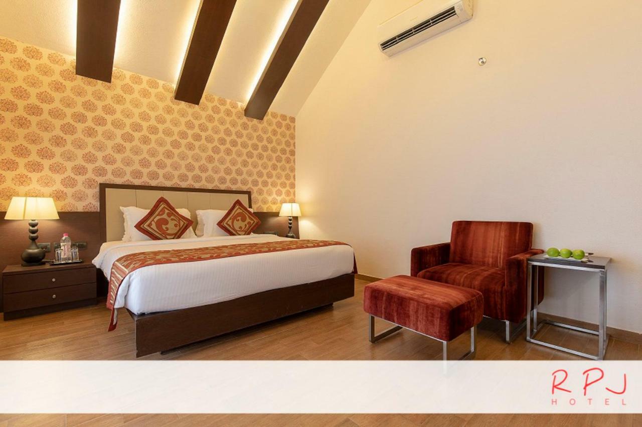 Rpj Hotel Rajkot Esterno foto