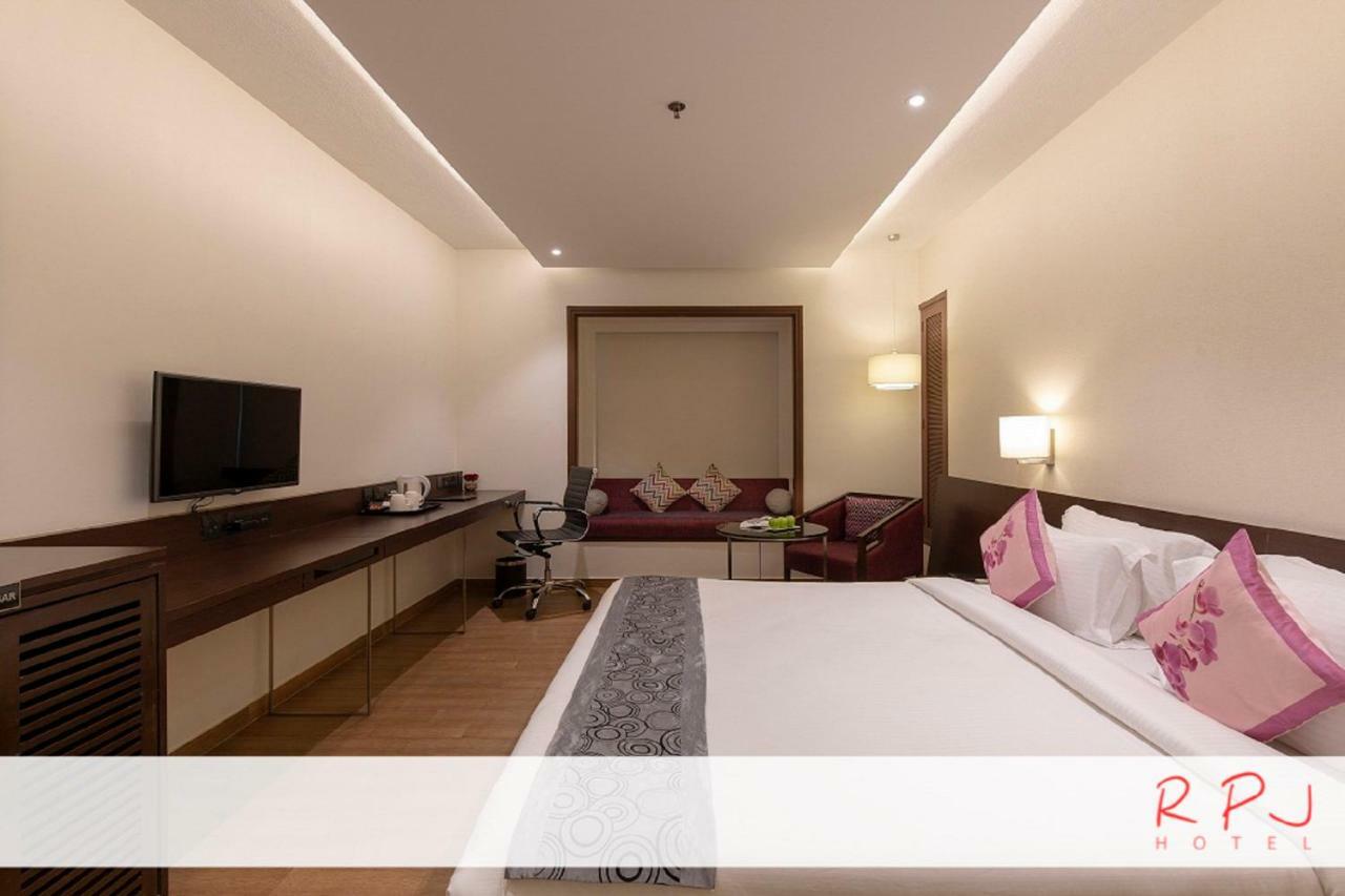 Rpj Hotel Rajkot Esterno foto