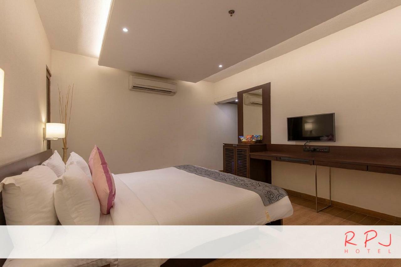 Rpj Hotel Rajkot Esterno foto