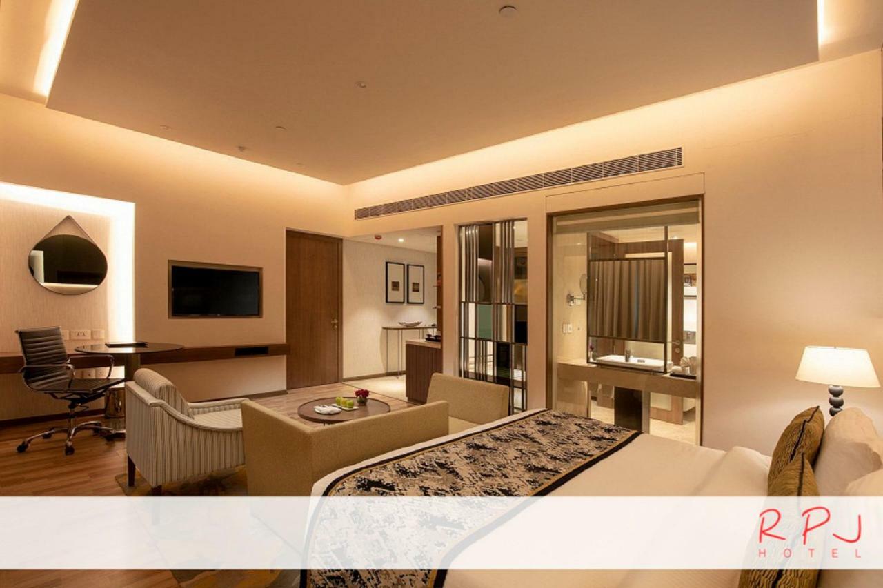 Rpj Hotel Rajkot Esterno foto