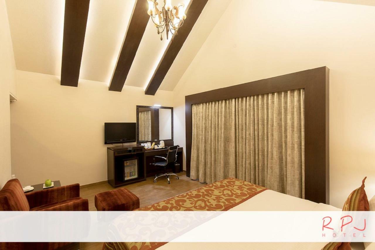Rpj Hotel Rajkot Esterno foto