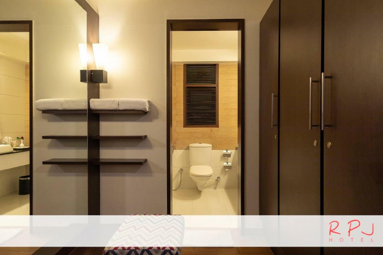Rpj Hotel Rajkot Esterno foto