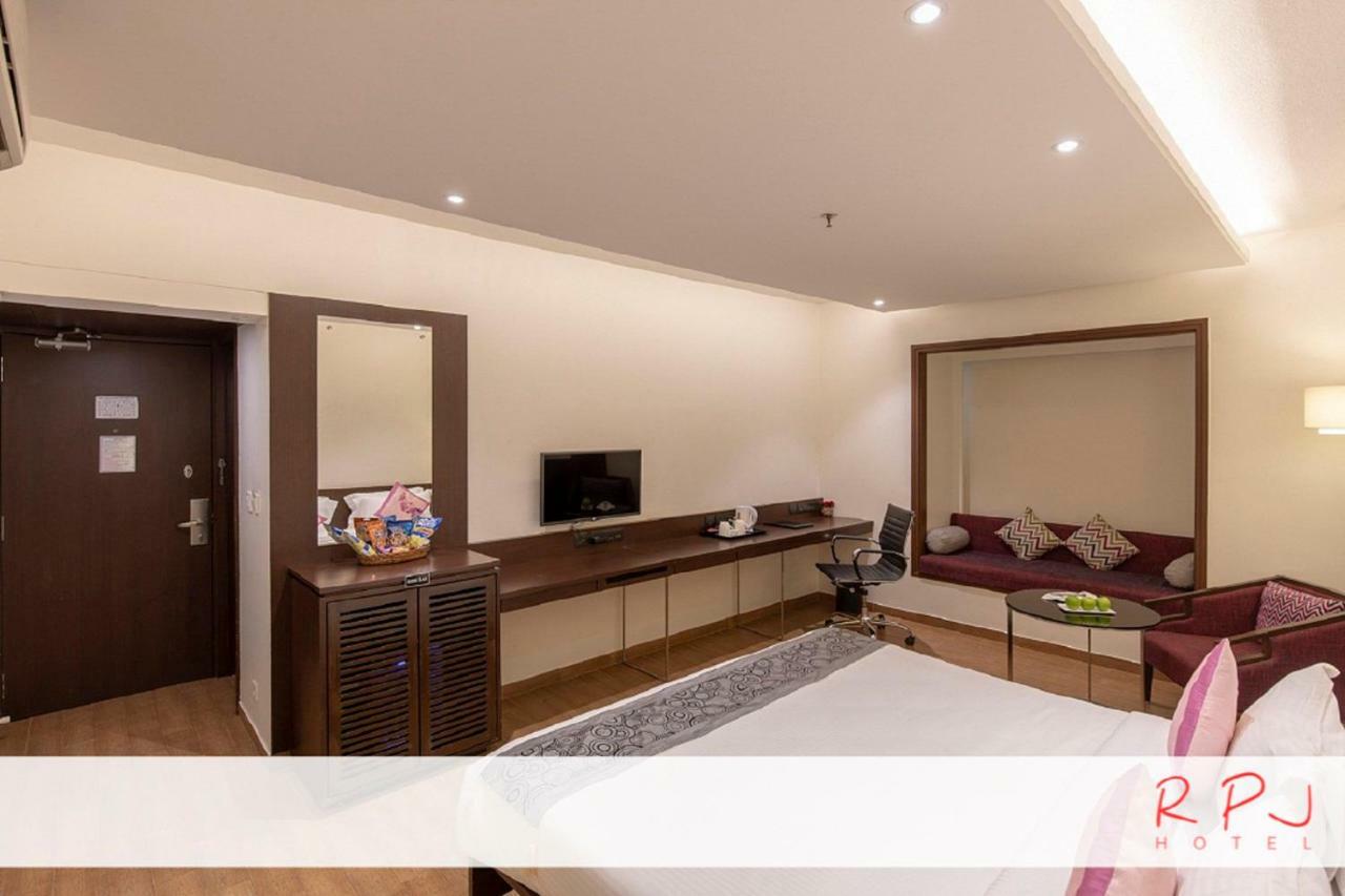 Rpj Hotel Rajkot Esterno foto