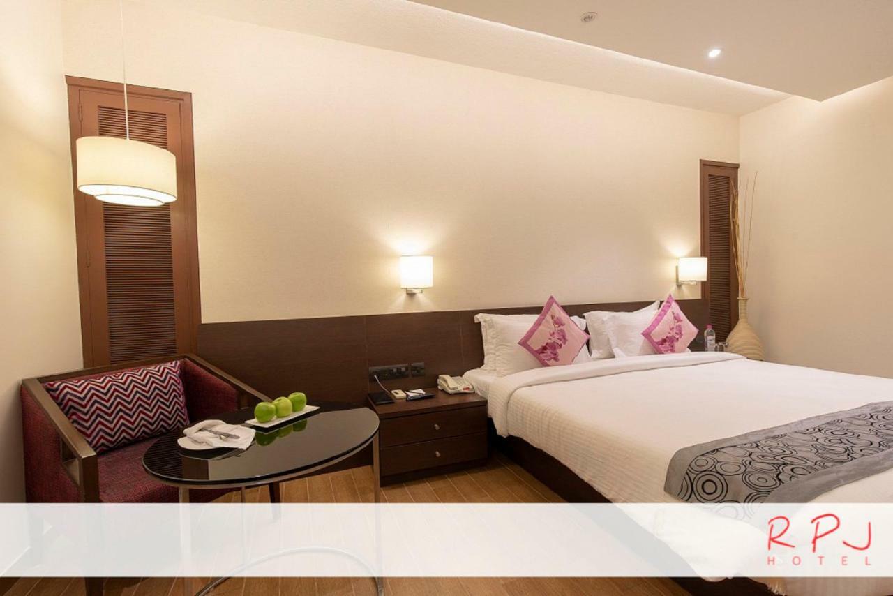 Rpj Hotel Rajkot Esterno foto