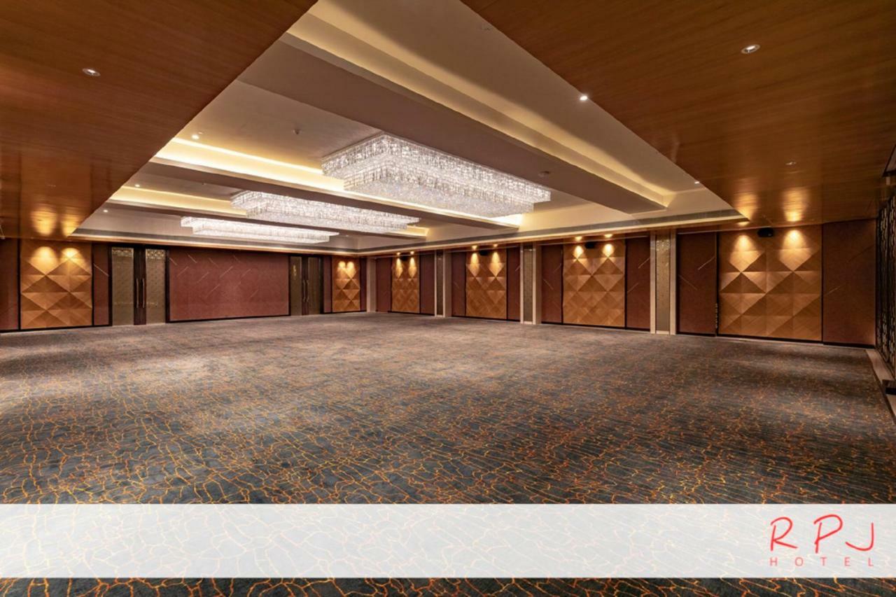 Rpj Hotel Rajkot Esterno foto