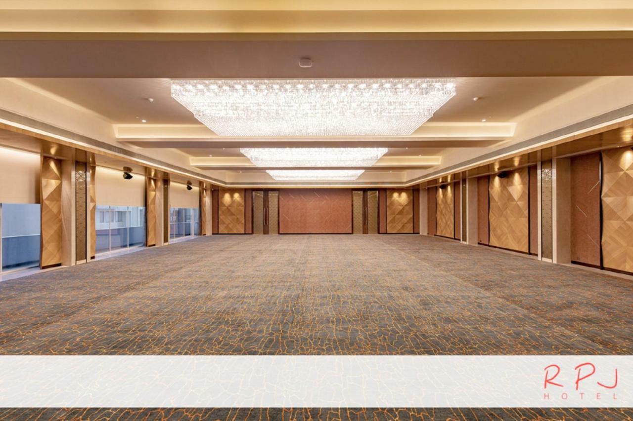 Rpj Hotel Rajkot Esterno foto