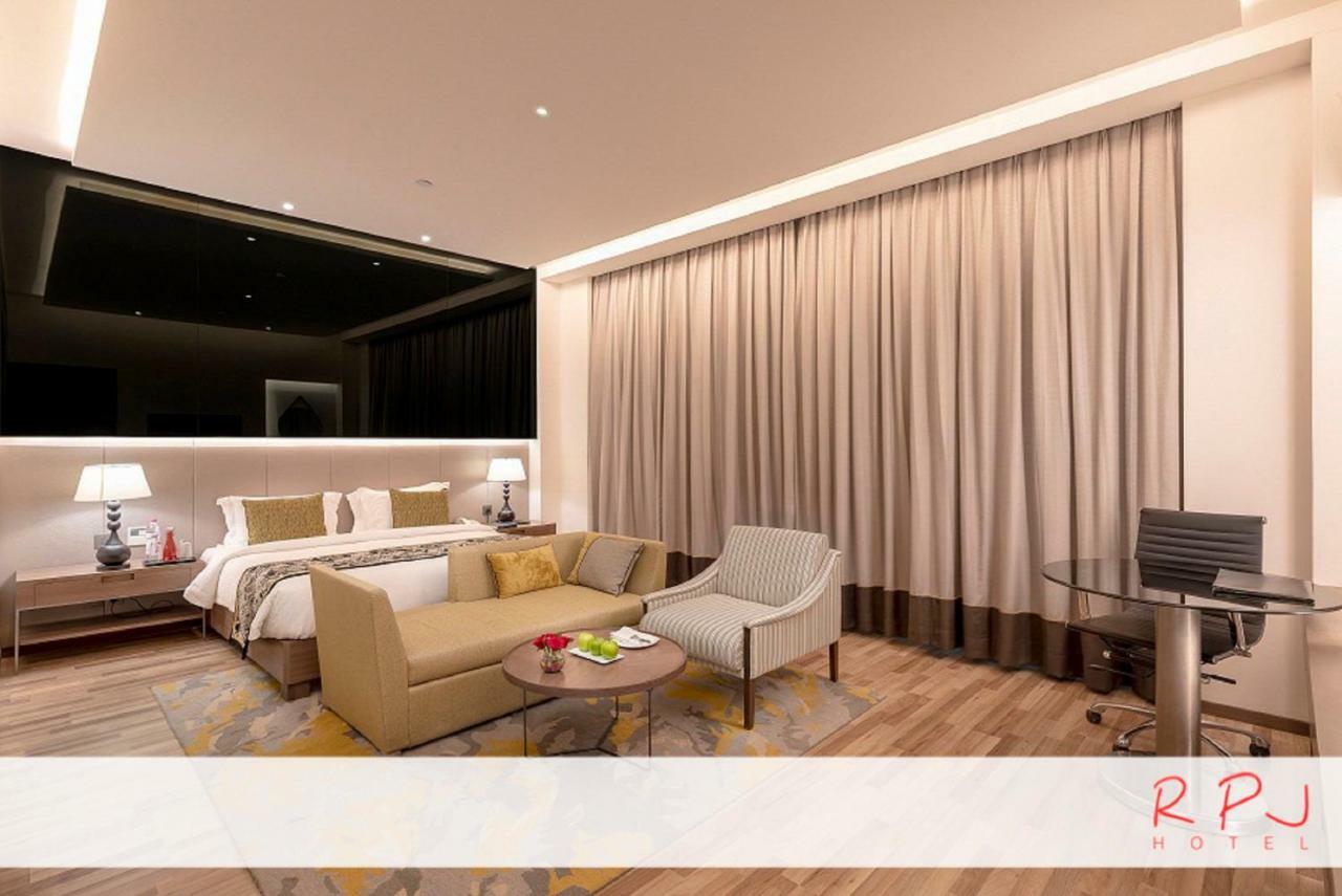 Rpj Hotel Rajkot Esterno foto