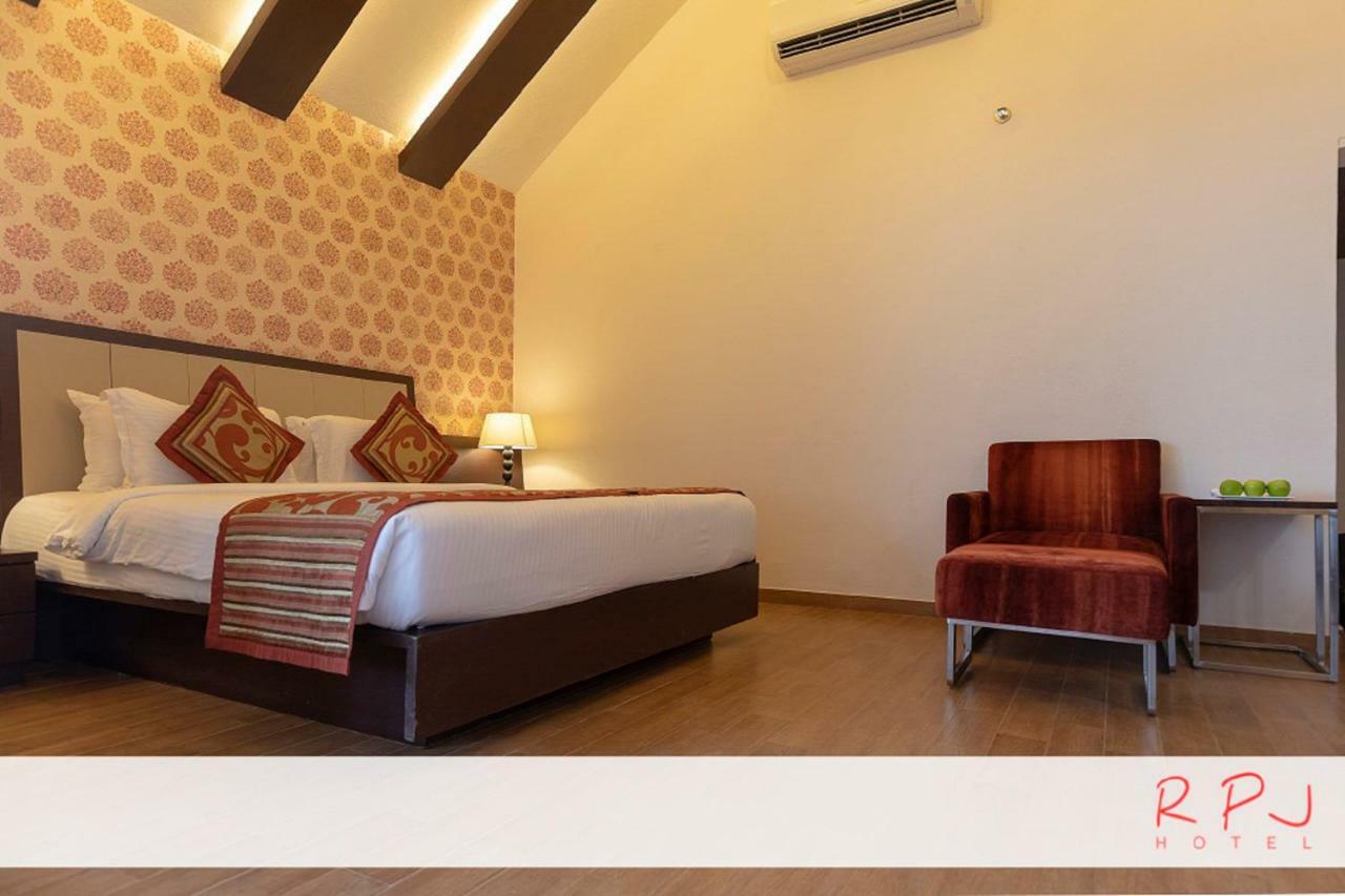 Rpj Hotel Rajkot Esterno foto