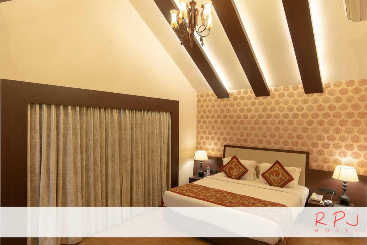 Rpj Hotel Rajkot Esterno foto
