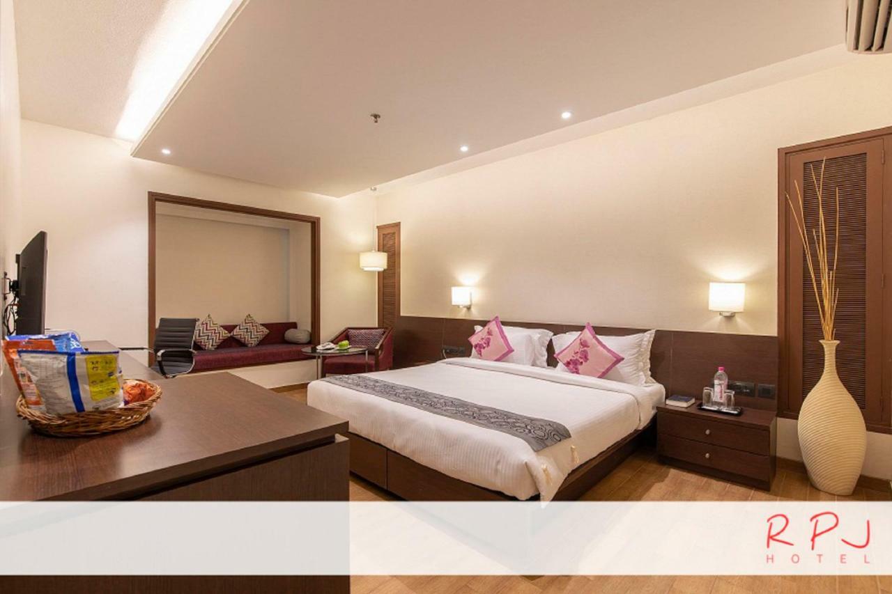 Rpj Hotel Rajkot Esterno foto