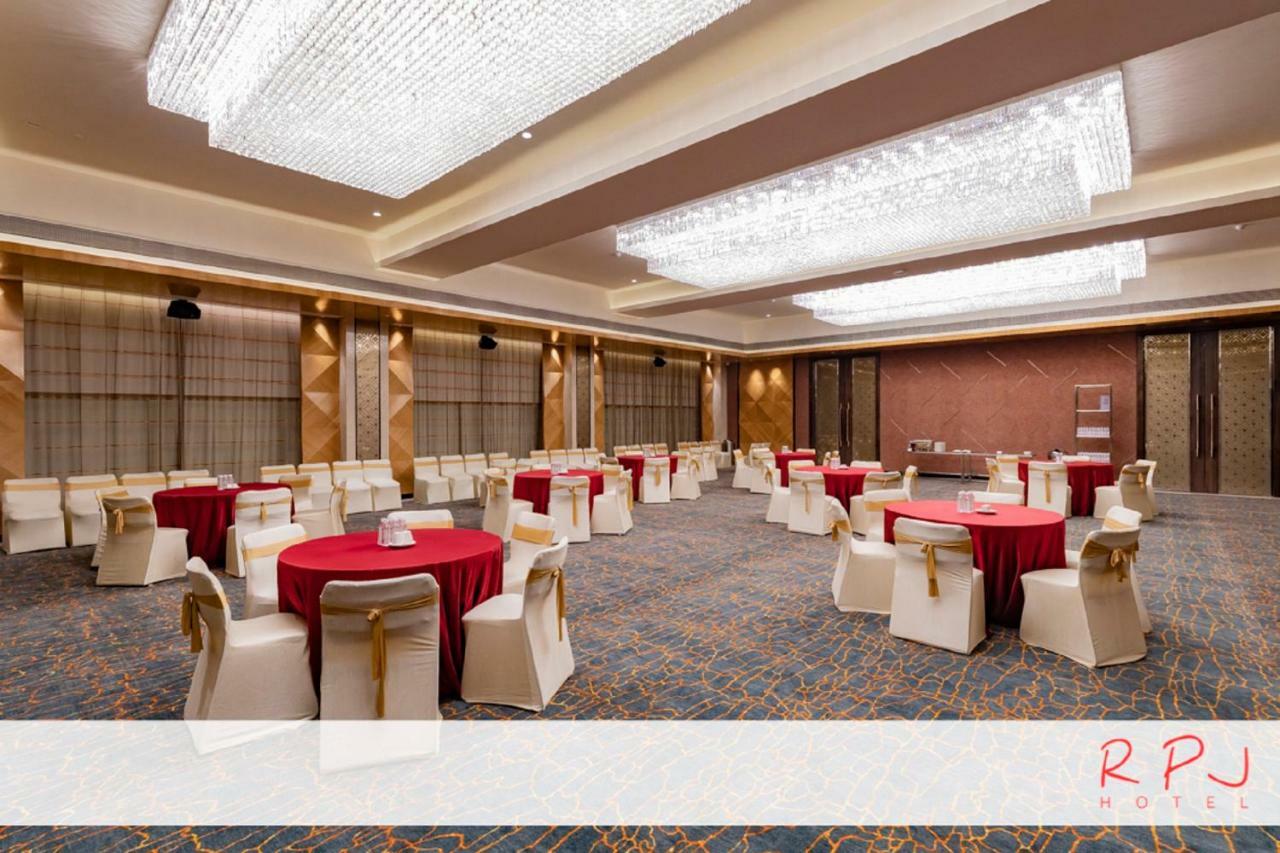 Rpj Hotel Rajkot Esterno foto