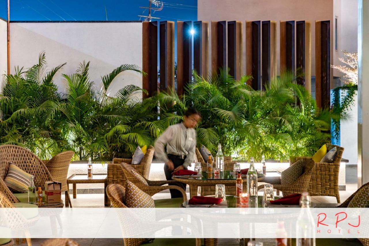 Rpj Hotel Rajkot Esterno foto